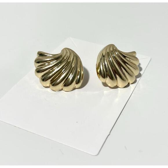 Fashion Jewelry Jewelry - NWT Fashion Jewelry Womens Earrings Scalloped Shell Design Gold Toned Post Stud